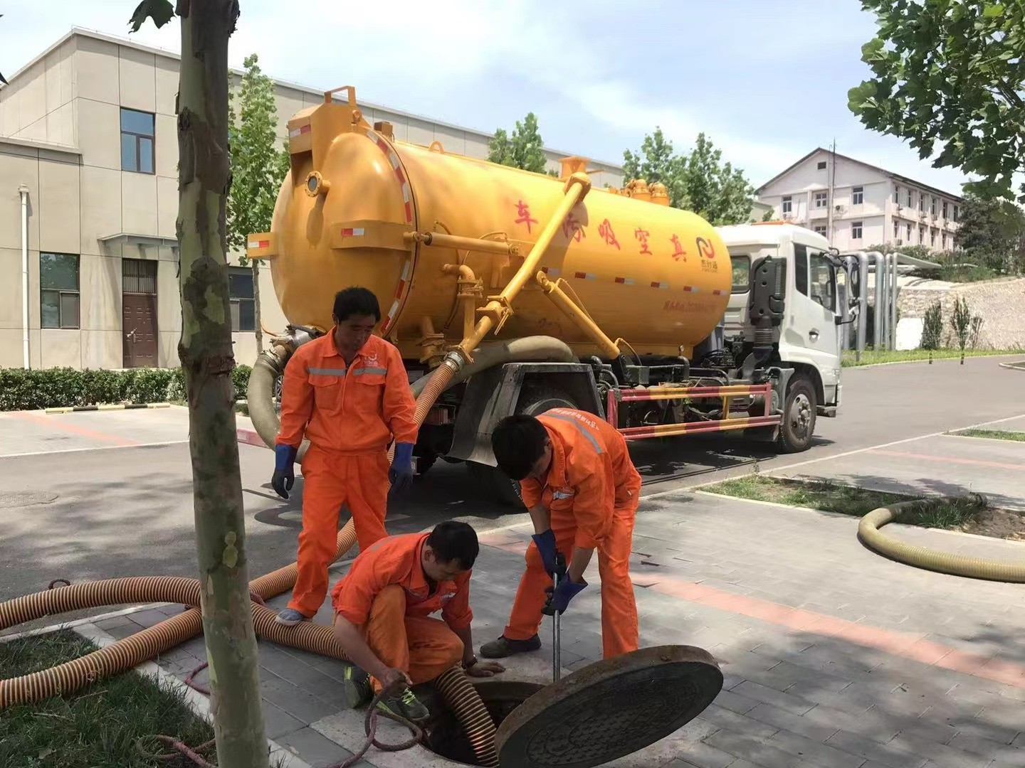 青冈管道疏通车停在窨井附近