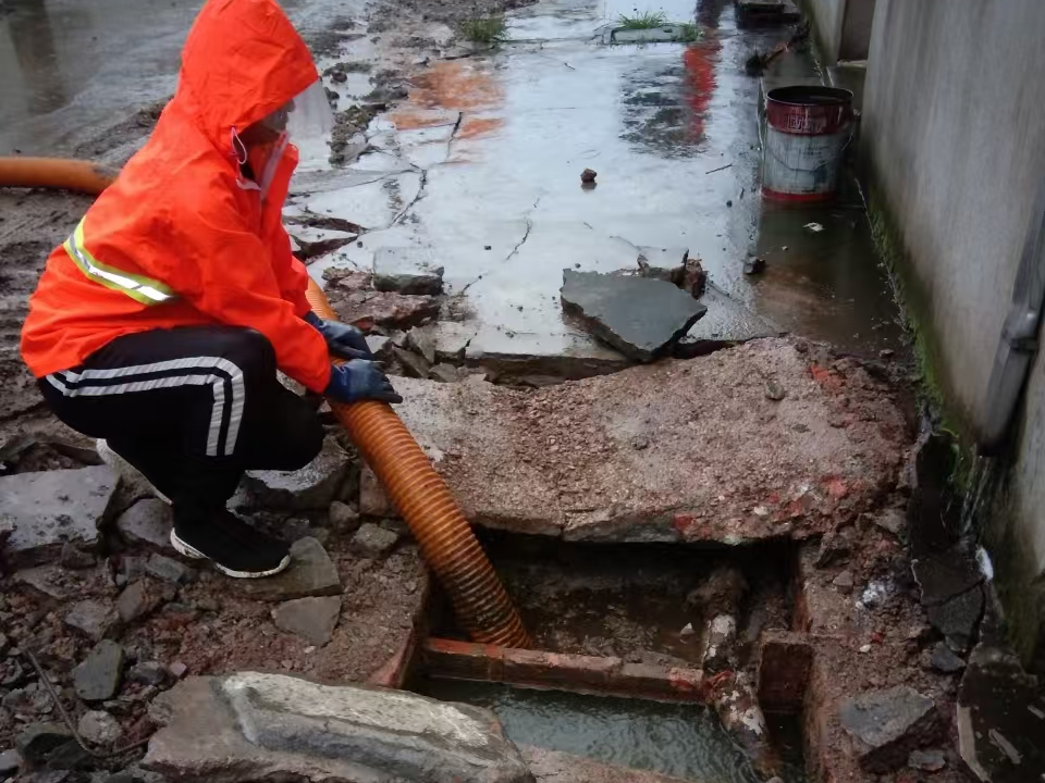 青冈专业清理污水池 炜誉市政以规范流程守护城市 “肠道”