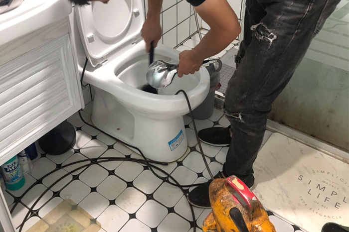 青冈马桶堵塞自己疏通还是找师傅?专业上门服务让你省时更省心