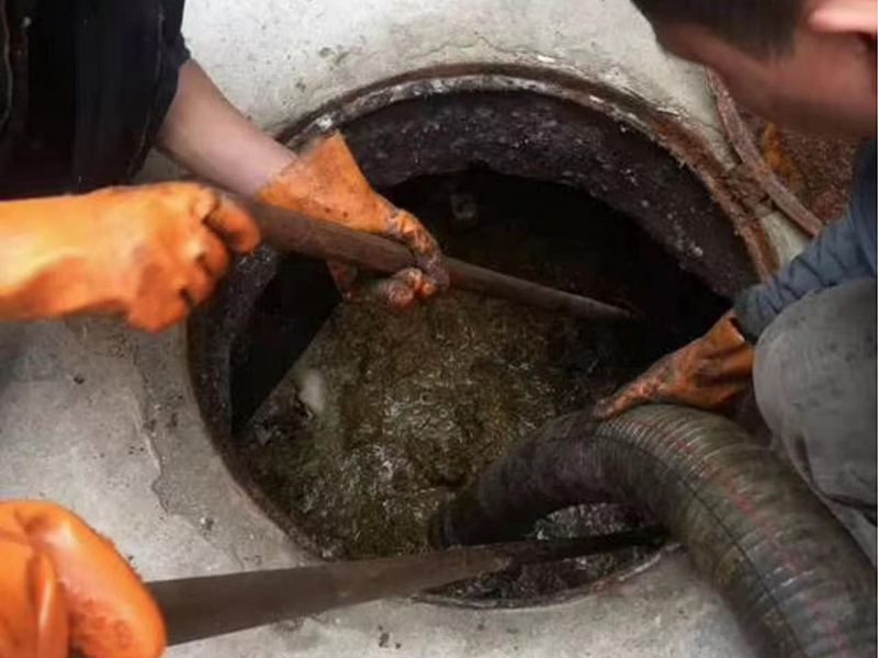 青冈清理化粪池时如何避免沼气的危害?